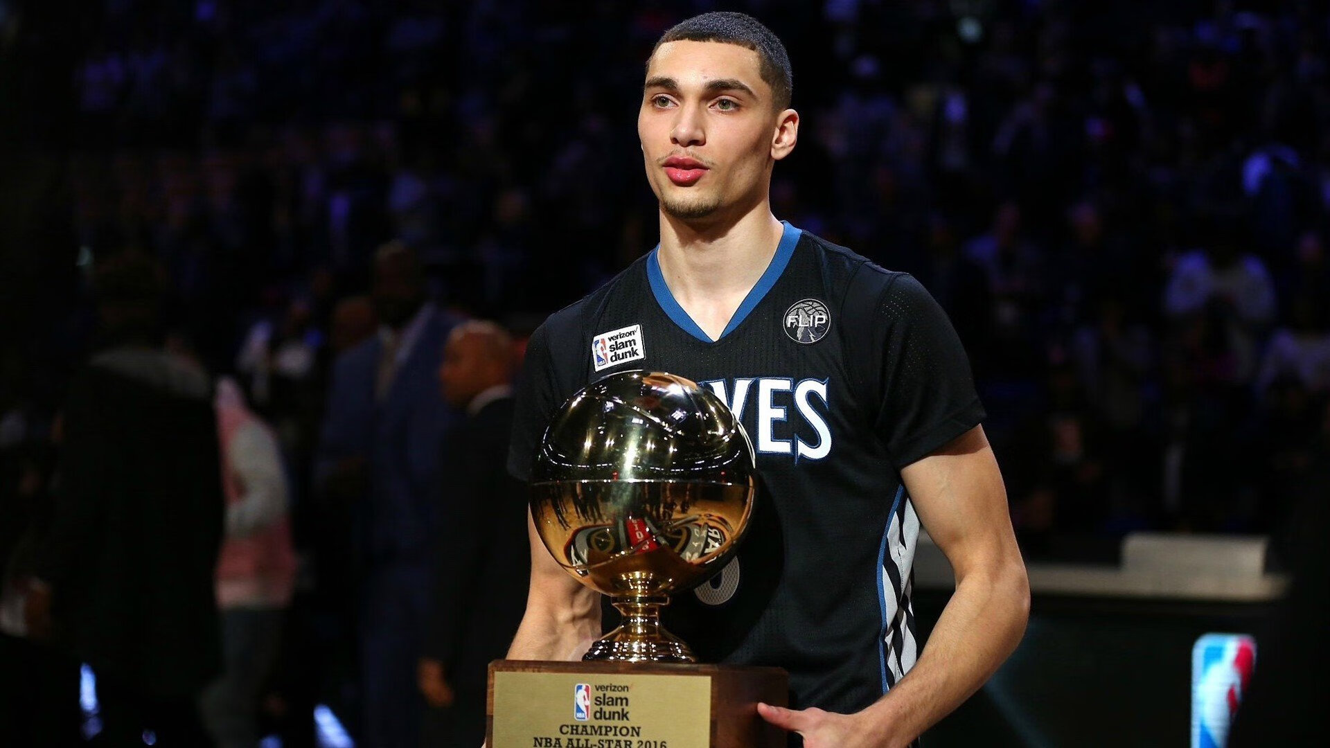 “高新体育中心健力赛:冠军之争白热化,选手拼尽全力”