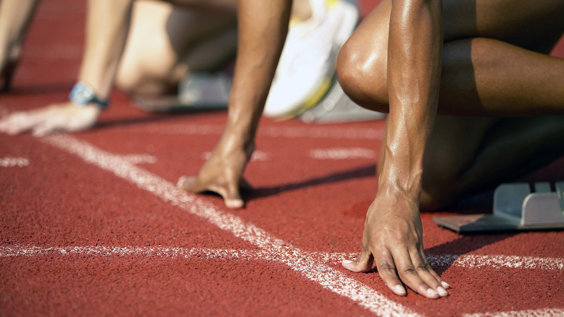 三前锋阵型牵制对方后场出球,篮球三前锋