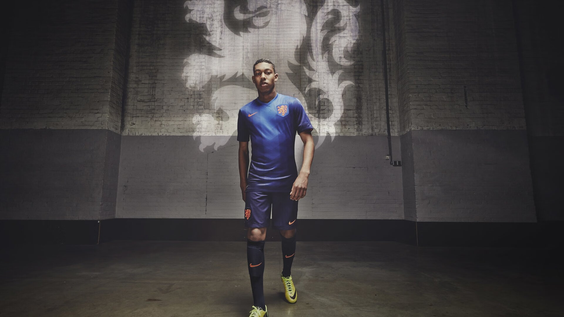 开云下载-利物浦加强逼抢成功压缩对手空间，利物浦进攻